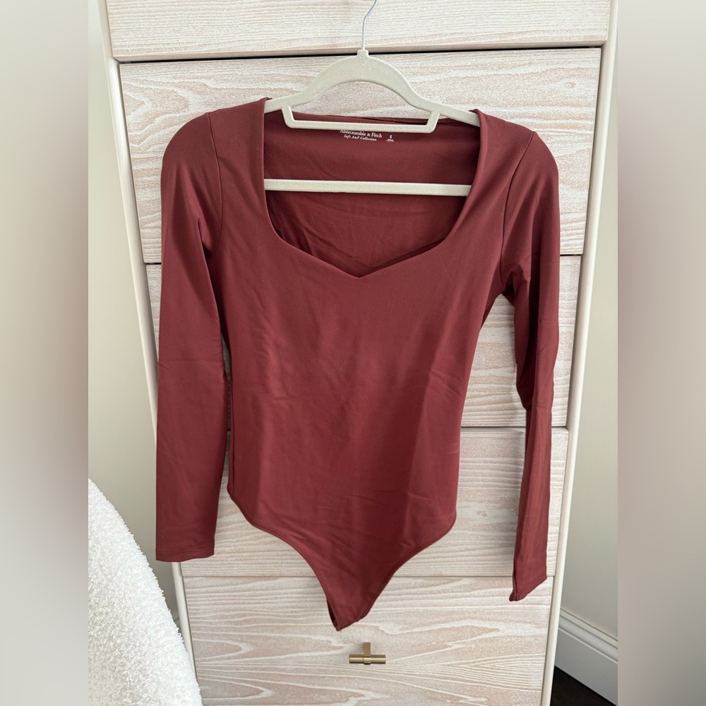 ABERCROMBIE & FITCH| SOFT AF COLLECTION| BURGUNDY SWEETHEART NECKLINE BODYSUIT